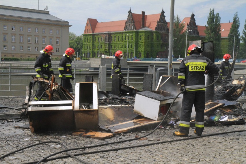 Pożar przy bibliotece Uniwersytetu Wrocławskiego. Spłonęła przyczepa z jedzeniem [ZDJĘCIA]