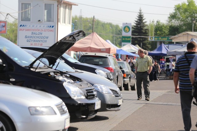 Bezwypadkowe, w idealnym stanie technicznym, lać i jeździć… Kto szukał samochodu, natknął się na setki ogłoszeń z takimi stwierdzeniami, a kto pokusił się o oględziny, wie, że zwykle są to jedynie wytarte frazesy. Oczywiście prawdziwe okazje czasem się zdarzają, ale trafić na nie, to jak znaleźć igłę w stogu siana. Częściej za okazyjną ceną samochodu kryją się jego liczne wady, które sprzedawca chce przed nami ukryć. W jaki sposób przygotowuje się auto do sprzedaży, by zrobiło na nas jak najlepsze wrażenie? Zobacz najczęstsze sztuczki stosowane przed sprzedawców samochodów!