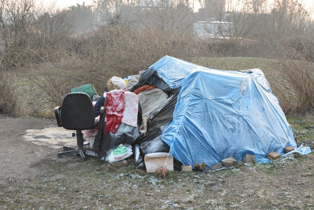 Na terenie Grudziądza  „pod chmurką” żyje około 30 bezdomnych w wieku od 22 do 70 lat. Większość to mężczyźni. Na zdjęciu: namiot z ceraty pani Kasi i pana Michała, których odwiedziła "Pomorska".