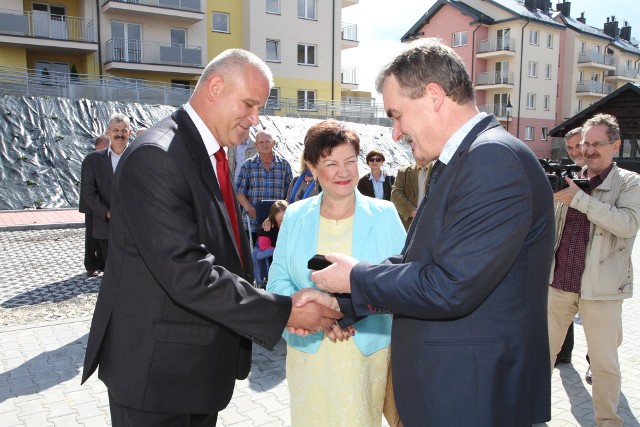 Odbiór kluczy do nowego mieszkniaAlina i Jerzy Urbaniak odbierają klucze do mieszkania przy ulicy Puscha.