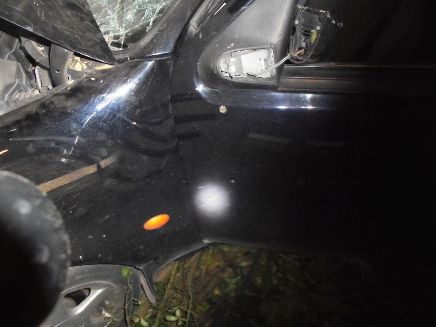 Nocą w Bodzechowie samochód spadł z blisko 20-metrowej skarpy. Kierowca uciekł zostawiając rannego pasażera