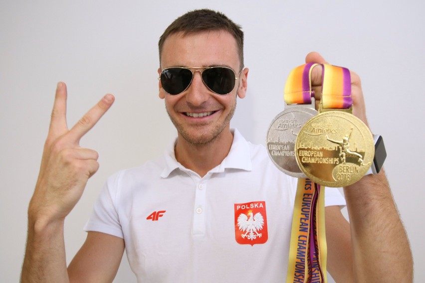 Aleksander Kossakowski ze złotym i srebrnym medalem...