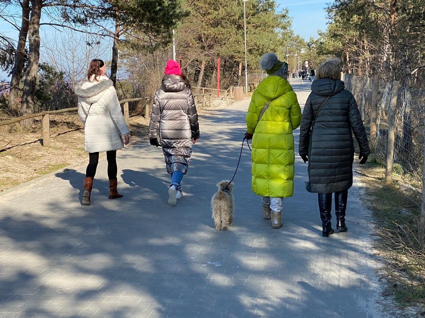 W Międzyzdrojach wiosna w pełni. Turyści korzystają z pięknej pogody nad morzem [ZDJĘCIA]