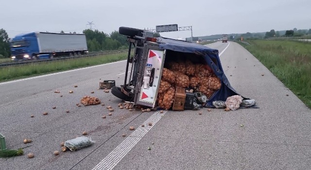 Wypadek na A1 w gminie Tuszyn. Przewróciła się przyczepa z ziemniakami...