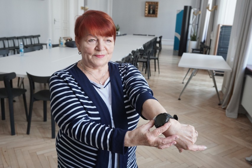 74-letnia Barbara Nowak, łodzianka, żyje dzięki specjalnej opasce do teleopieki, którą nosi od lutego 
