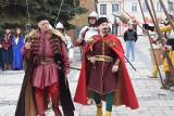 Niezwykła inscenizacja w Sandomierzu. Wjazd Hetmana Wielkiego Koronnego z wojskami sandomierskimi na otwarcie sezonu turystycznego. Zobacz