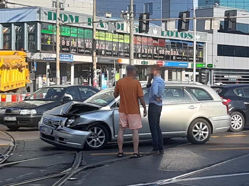 Wypadek na pl. Legionów. Zderzyły się dwa samochody [ZDJĘCIA]