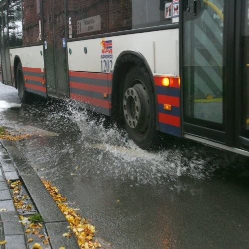 Dwa autobusy komunikacji miejskiej zderzyły się na Basenie Górniczym.