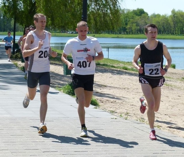 Rafał Czarnecki z Bliżyna (pierwszy z prawej) zwyciężył w biegu wokół zalewu na Borkach