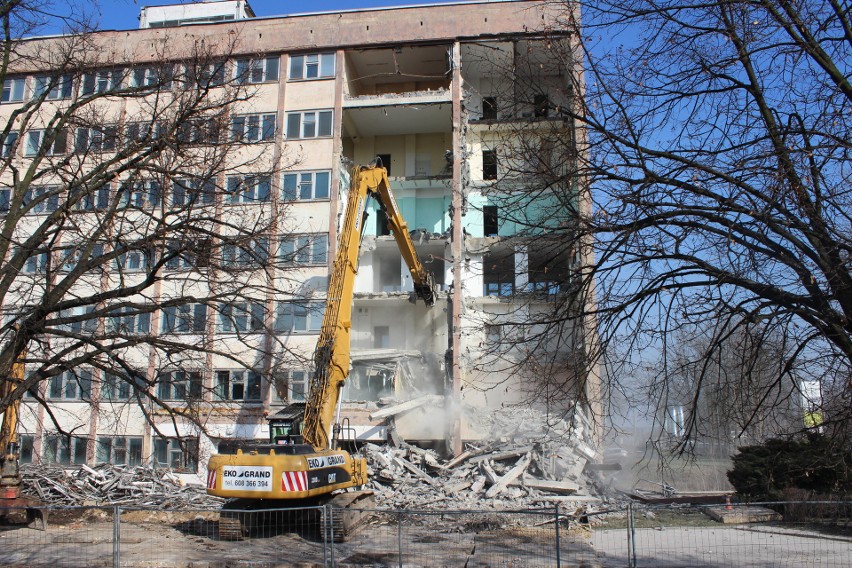 Niszczejący biurowiec Fazosu w Tarnowskich Górach zostanie...