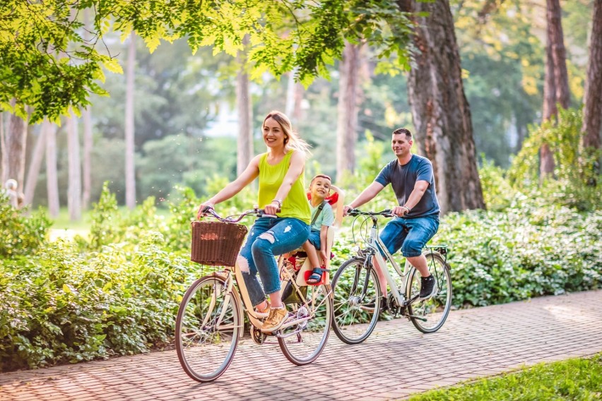 Jazda na rowerze to świetna dawka ruchu dla całej rodziny.