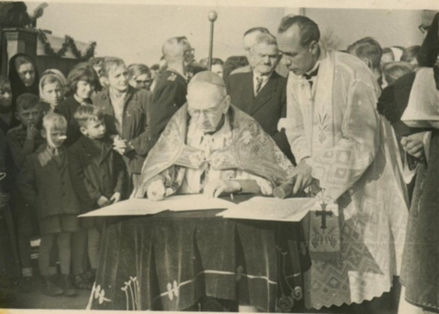 Biskup Juliusz Bieniek (1895-1978) podczas wizyty w Sowczycach