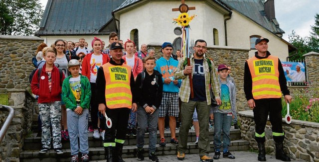 Pielgrzymi z Trzebuni przed wyruszeniem na szlak