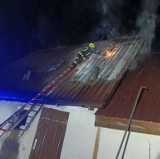 Pożar poddasza domu w Trzepowie. 6 zastępów straży pożarnej gasiło pożar