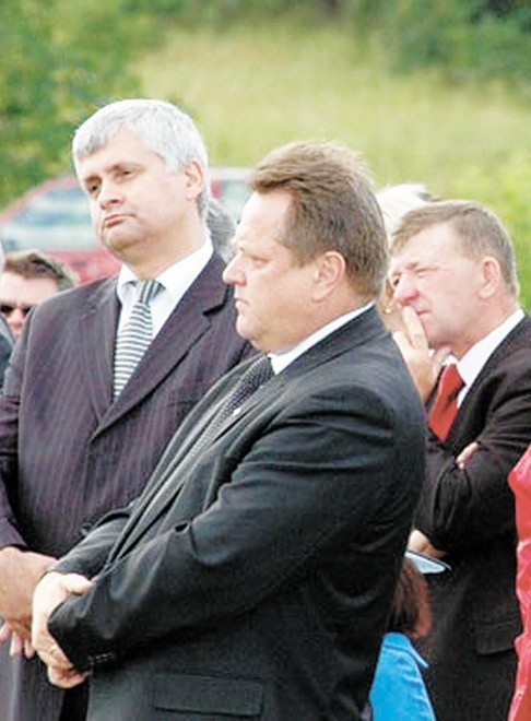 B. Paszkowski (z lewej) zbyt często na Suwalszczyźnie widywany nie jest. To zdjęcie pochodzi z tegorocznych obchodów rocznicy obławy augustowskiej.