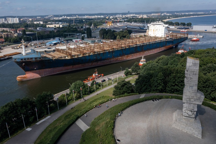 300 metrowy kontenerowiec wpłynął do Stoczni Remontowa SA (Zdjęcia)