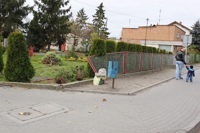 Tak wygląda ogród mieszkańca Bądkowa po tym, jak do ogrodu wpadł 24-latek w oplu