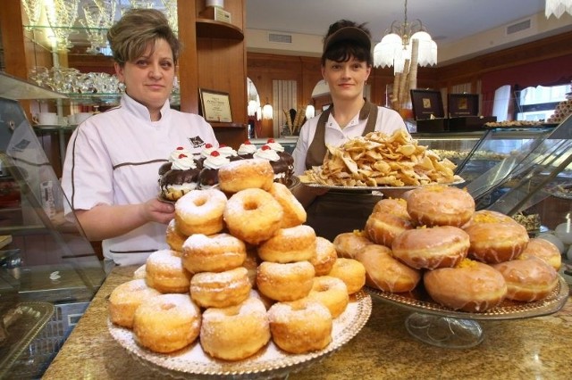 Lidia Broniś, szefowa produkcji i Renata Piotrowska, sprzedawca w kieleckiej cukierni Świat Słodyczy prezentują słodkości na tłusty czwartek.