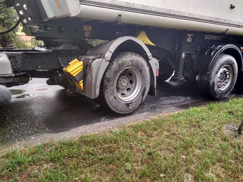 Wypadek na drodze wojewódzkiej w Przyborowie, osobowy daewoo zderzył się z ciężarówką, droga została zablokowana