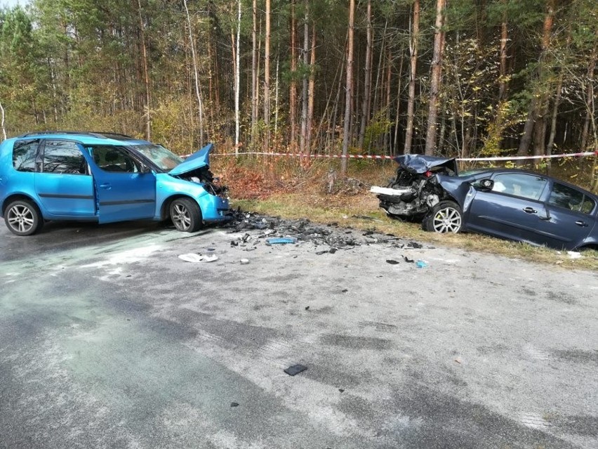 Wypadek w Niwiskach. W czołowym zderzeniu dwóch samochodów dwie osoby zostały ranne