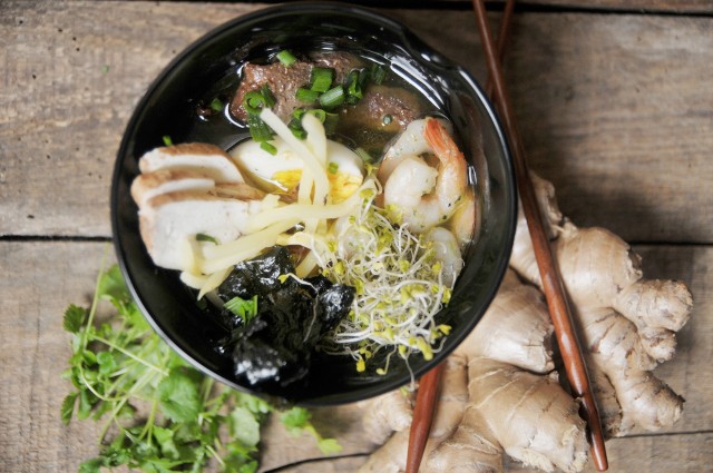 Ramen to pyszna japońska zupa. Zobacz, jak ja zrobić.