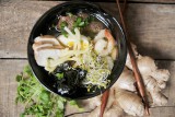 Przepis na zupę. Ramen, czyli rozgrzewająca japońska zupa. Jak zrobić ramen w domu? [PRZEPIS]