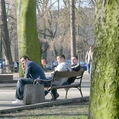 Damian Marciniak, Przemysław Wendorff i Krystian Czechowski lubią posiedzieć w parku w przerwach między lekcjami
