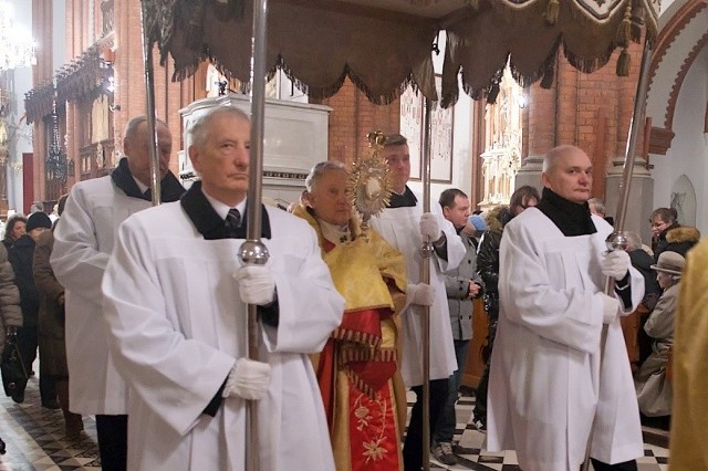 Po Mszy abp. Ozorowski zasiadł do śniadania wielkanocnego z osobami samotnymi i potrzebującymi, których swoją opieką ogarnia Caritas Archidiecezji Białostockiej.