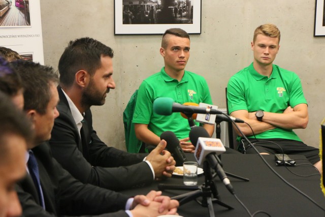 Aleksander Komor (pierwszy z prawej) przeskoczył z III ligi do piłkarskiej elity, ale ma duże szanse, by nie być tylko kolejnym nazwiskiem w składzie.
