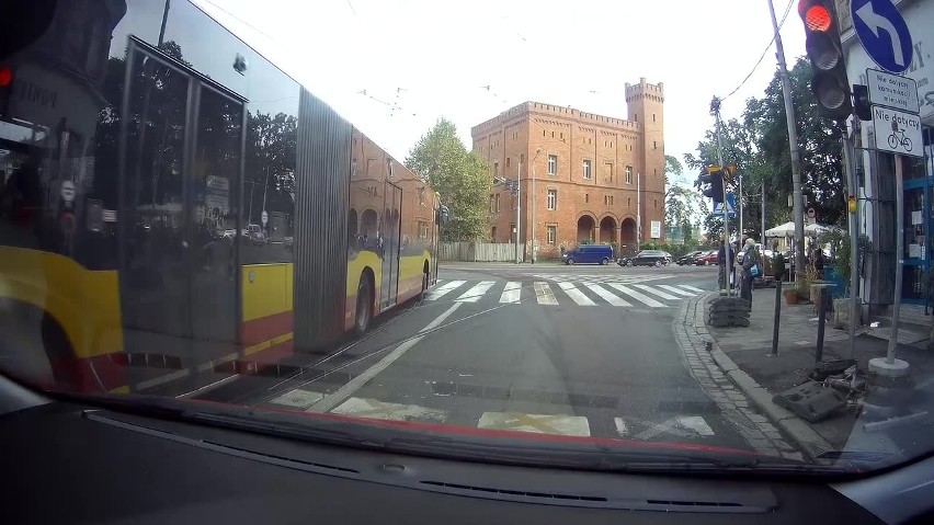 Autobus MPK wjeżdża na skrzyżowanie na czerwonym świetle [ZOBACZ FILM]