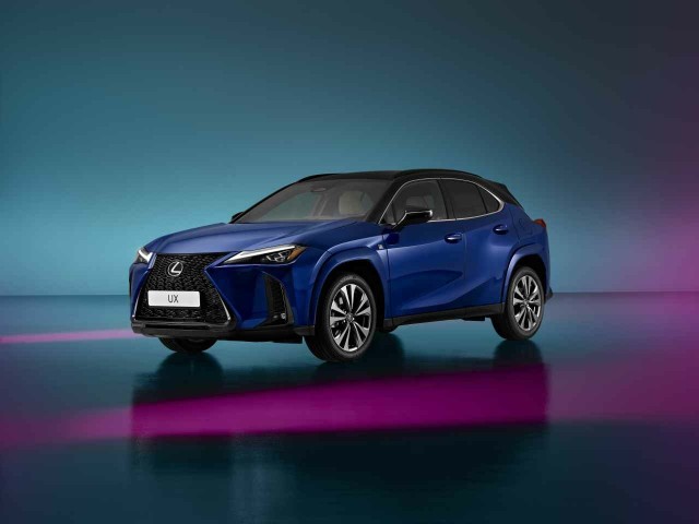 Lexus UX to od lat jeden z najpopularniejszych samochodów w bardzo konkurencyjnym segmencie C-SUV Premium. Żeby umocnić pozycję modelu na rynku, marka wprowadza najnowszą odsłonę auta z napędem hybrydowym 5. generacji o większej mocy (199 KM) i zarazem niższym o około 12% średnim zużyciu paliwa, ze zmodyfikowanym zawieszeniem oraz z systemem Vehicle Posture Control, który ogranicza przechyły w trakcie przyspieszania i hamowania. UX 300h ma także wirtualny kokpit o przekątnej 12,3 cala oraz Lexus Safety System +3, czyli najnowszą generację pakietu systemów bezpieczeństwa czynnego.