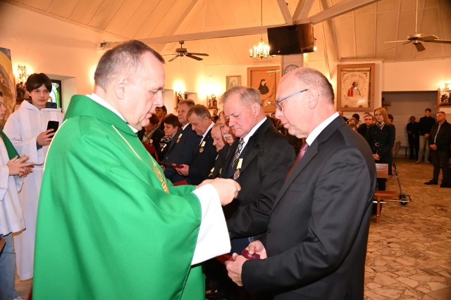 Uroczystość wręczenia medali św. Jana Pawła II w parafii w Brzeziu