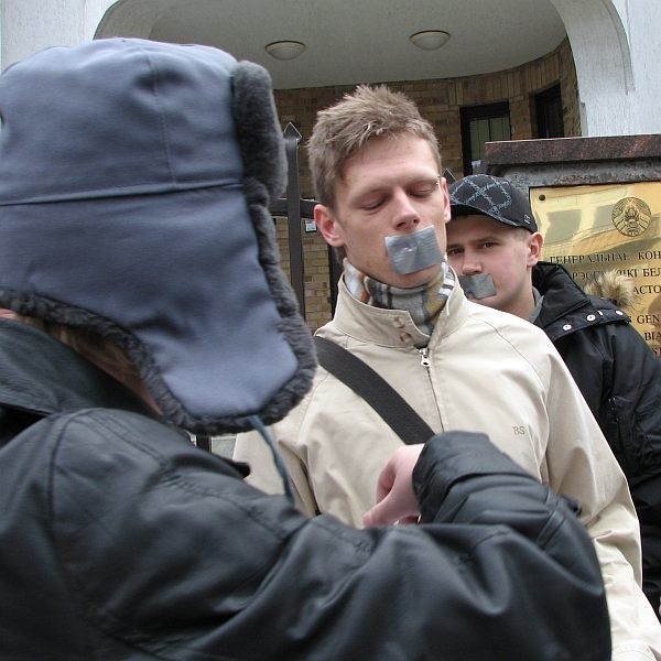 Jeden z uczestników, przebrany za Łukaszenkę, zakneblował usta Dawidowi Frąckiewiczowi