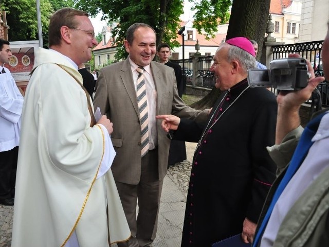 Biskup Edward Frankowski w drodze na mszę świętą, przed sandomierską katedrą.