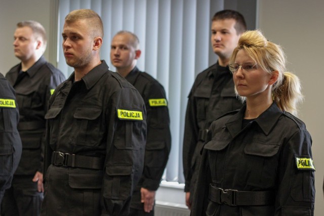 W piątek, 15 kwietnia kolejni policjanci zasilili szeregi lubuskiej policji. W samo południe ślubowanie na sztandar złożyło dwudziestu nowych funkcjonariuszy.