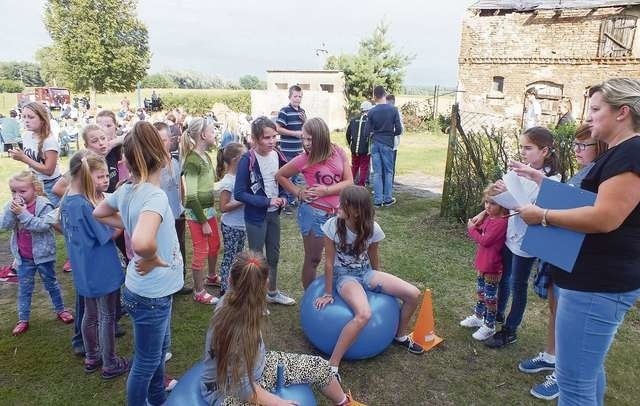 Dzieci chętnie rywalizowały w licznych konkurencjach...