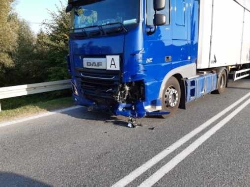 Zderzenie ciężarówki i osobówki na drodze krajowej numer 73 w gminie Pacanów. Dwie osoby w szpitalu (ZDJĘCIA)