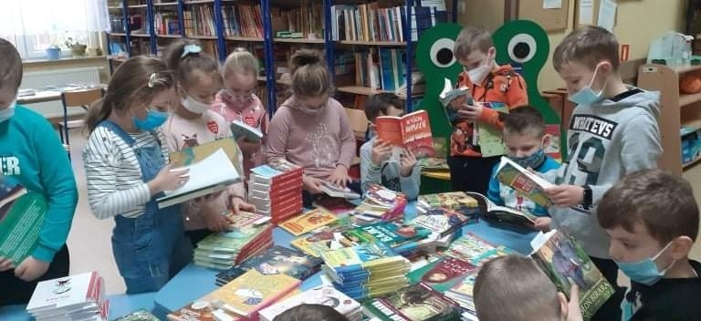 Nowe książki w szkolnej bibliotece w Królewcu. Lektury i nie tylko