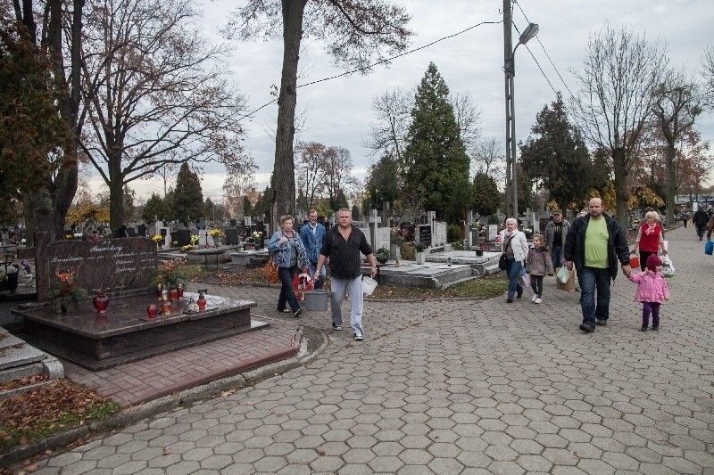 Wielkie porządki przed Świętem Zmarłych