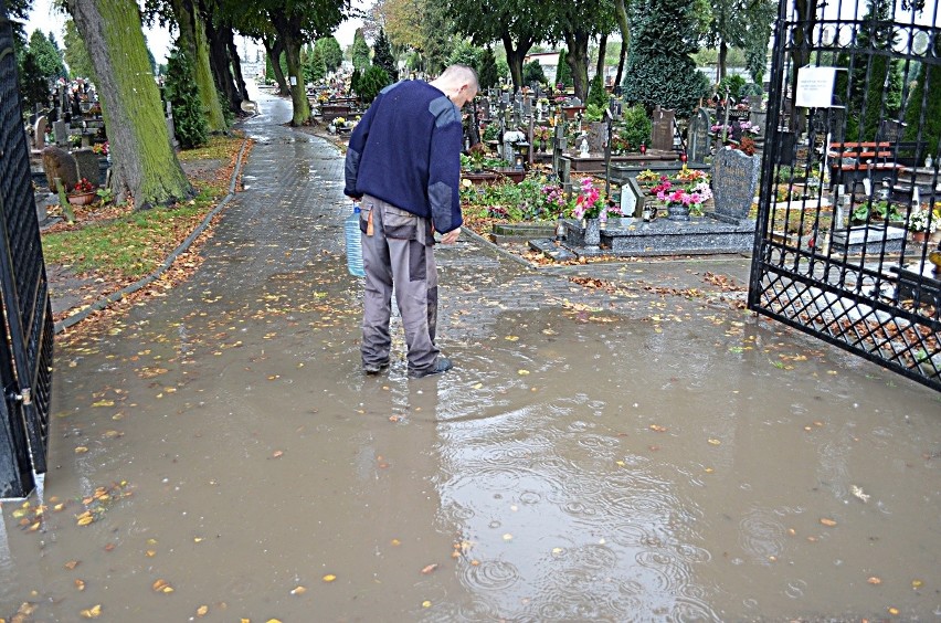 Cmentarz w Krzepowie tonie w wodzie
