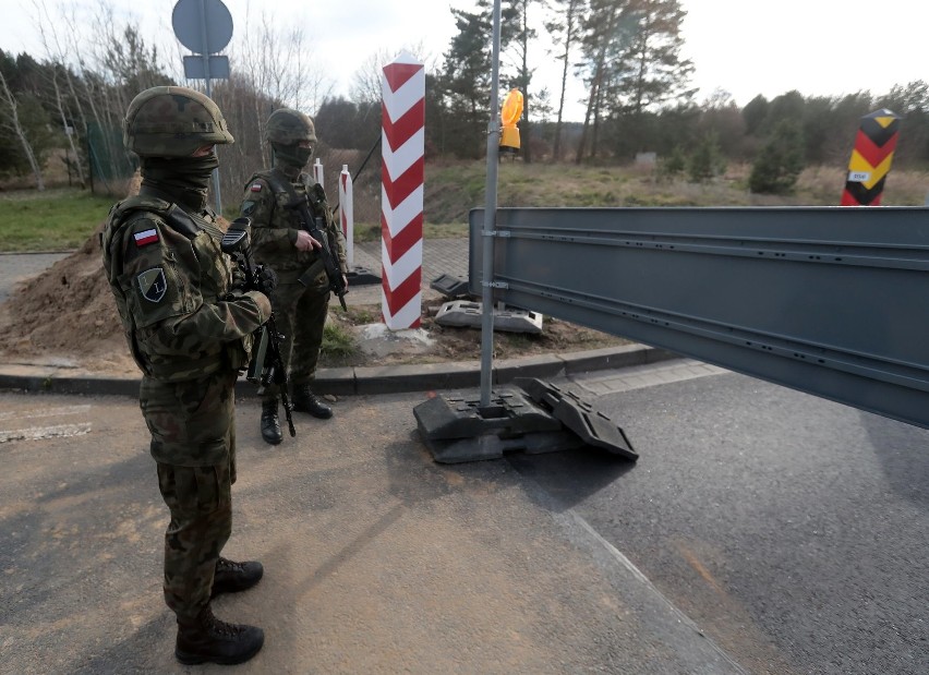 Żołnierze "Dwunastki" na granicy. Wspierają pograniczników. Zobacz zdjęcia