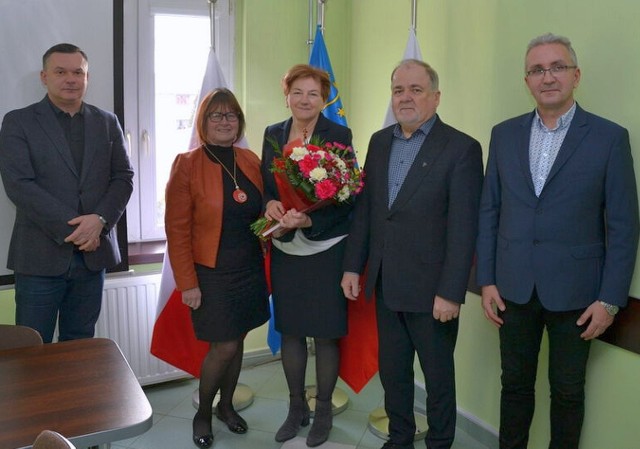 Zarząd Powiatu Stalowowolskiego podziękował Zofii Zielińskiej-Nędzyńskiej za wieloletnią, sumienną oraz oddaną pracę