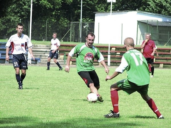 Gra hajnowskiej Puszczy nabrała kolorów w drugiej połowie sobotniego sparringu z Gryfem Gródek. Wtedy, gdy na boisku pojawili się zawodnicy z większym doświadczeniem. Przy piłce grający trener Piotr Pawluczuk.