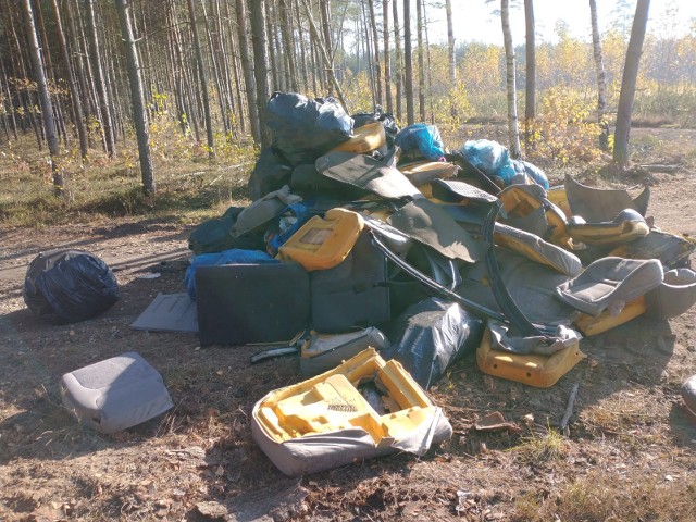 Mnóstwo śmieci wylądowało ostatnio w lasach na terenie woj. śląskiego i opolskiego Zobacz kolejne zdjęcia/plansze. Przesuwaj zdjęcia w prawo - naciśnij strzałkę lub przycisk NASTĘPNE