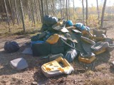 Meble, stare opony, części motoryzacyjne i stosy śmieci w lasach województwa śląskiego i opolskiego 