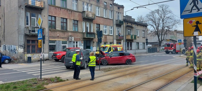 Wypadek na ul. Dąbrowskiego - rozbite dwa samochody i...