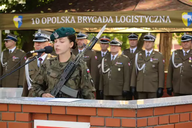 Na terenie 10 Opolskiej Brygady Logistycznej żołnierze Dobrowolnej Zasadniczej Służby Wojskowej złożyli przysięgę.