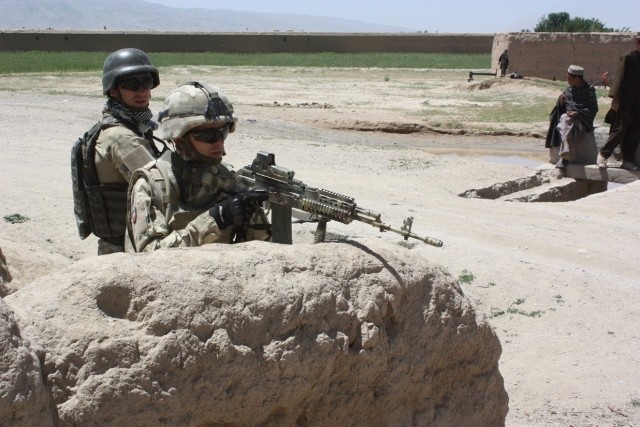 Polscy zolnierze badają podziemia w Afganistanie