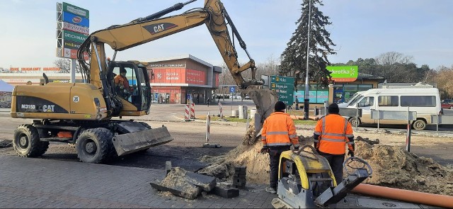 Remont 90 metrów ulicy Mickiewicza w ciągu drogi wojewódzkiej 758 w Tarnobrzegu obejmuje między innymi remont nawierzchni, elementów odwodnienia, regulację studzienek i kratek ściekowych.