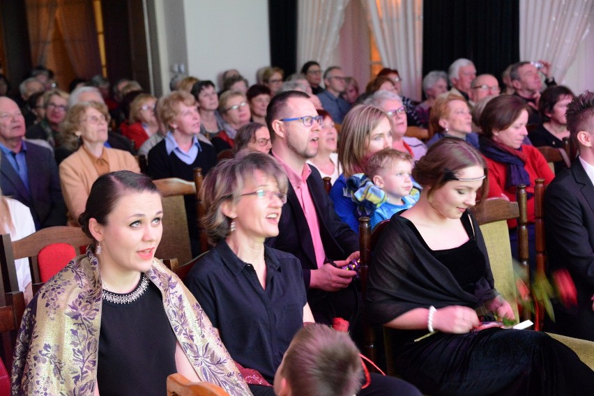 Prowadzący na scenie nagradzali odważnych upominkami i...